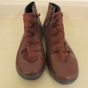 BROWN  SIZE 9 TO 9.5 CRISS/CROSS FRONT SHOE